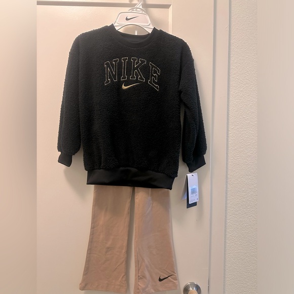 Nike Other - Black and Gold Nike outfit